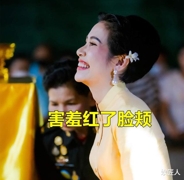 长腿|诗妮娜又变回利落短发！芊芊玉手为佛像贴金箔，祈愿羞红了脸颊