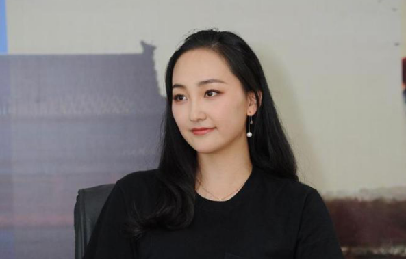 于震|两人因戏生情，婚后6年生3胎，丈夫片约不断，被称“屏幕硬汉”