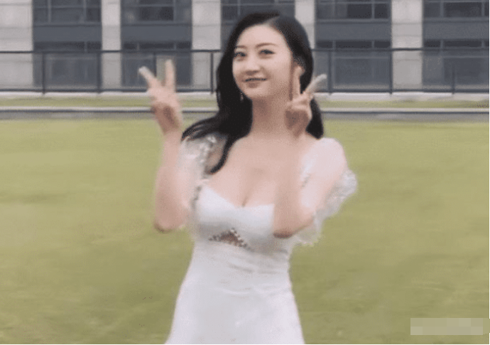 景甜|景甜这几年经历了什么?发育逐渐猛烈,比较柳岩都不落下风!