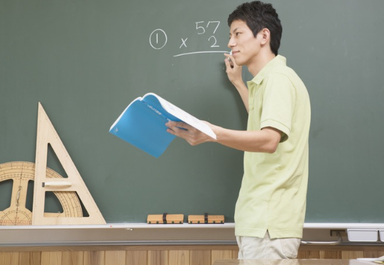 『』作为在编教师，工作稳定是最大优势，单就稳定性而言，没有几个行业能与教师相提并论！