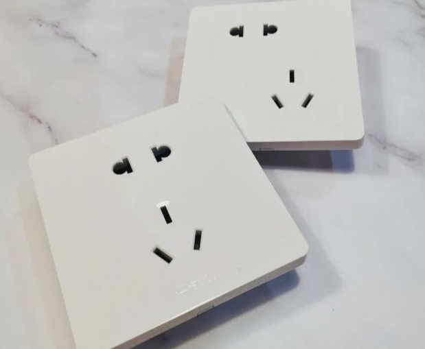 |装修时，开关插座要买好的吗？工长说：现在贪便宜，使用时就后悔