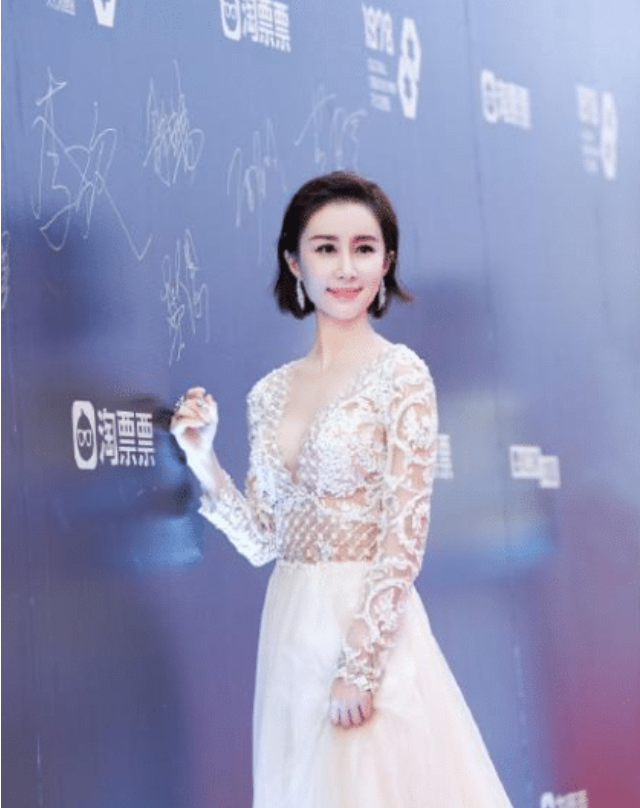 电影|出道28年，拍了63部剧和3部电影，作为“老前辈”的她却只有32岁