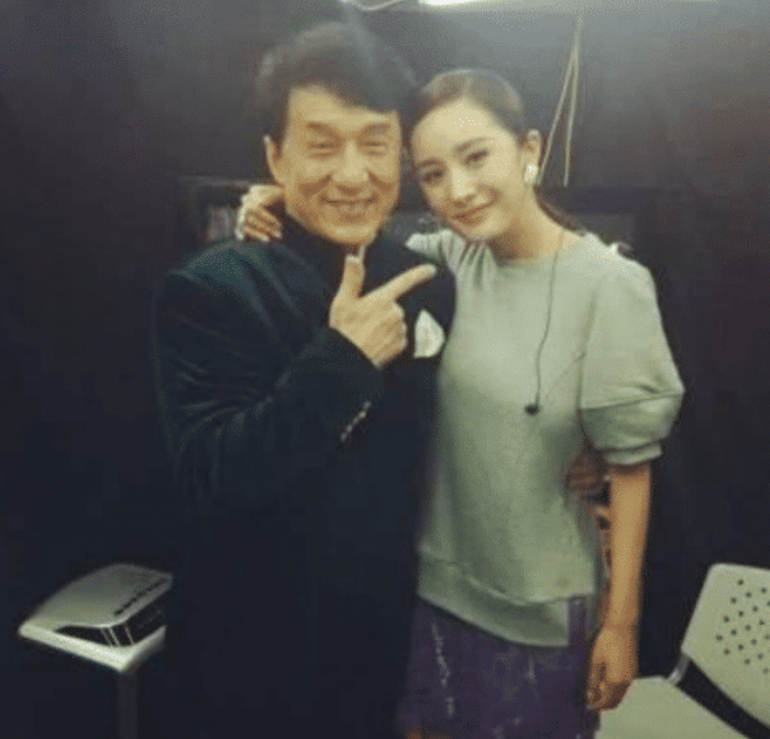 杨幂|15年前杨幂成龙合影,15年后杨幂成龙合影,有没有整容很明显