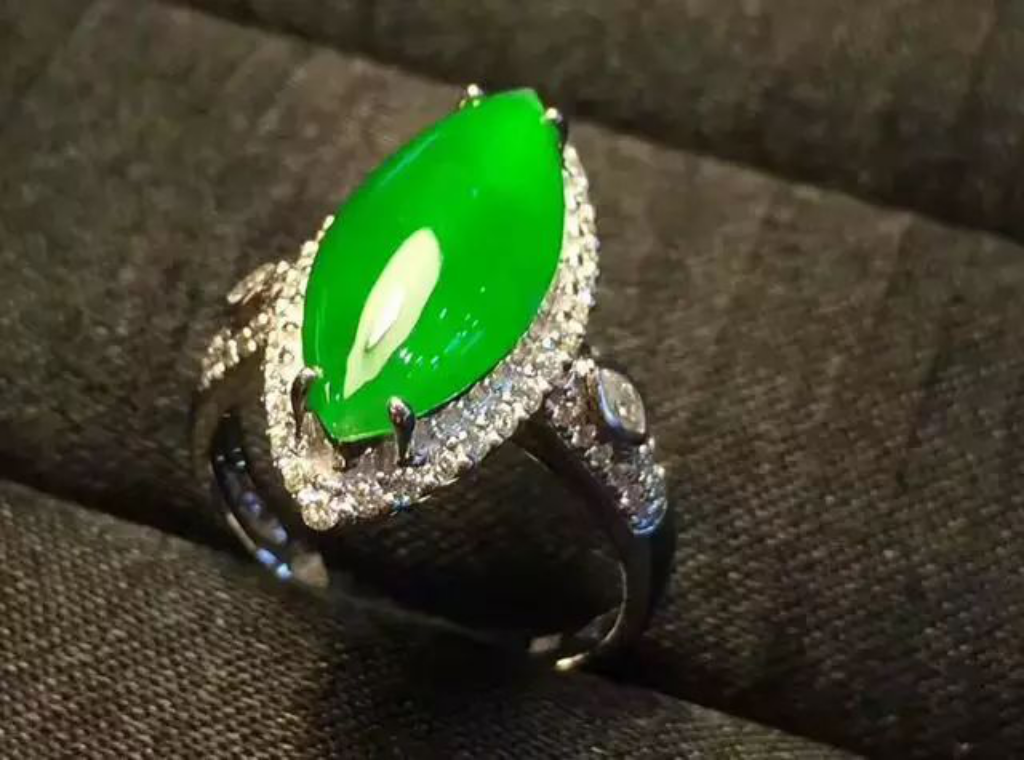 【文玩核桃】翡翠这么一镶嵌，价格秒增10倍！