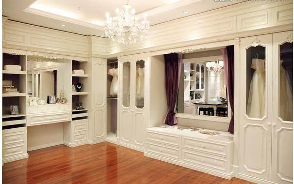 ：有钱人家里装衣柜，还真是头一次见，贫穷限制了我们的想象力