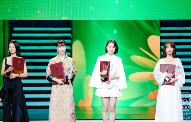 杨紫|百花表彰大会没眼看，千玺皮肤坑坑洼洼卡粉严重，杨紫也变脸！