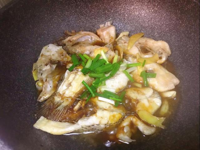 【鲈鱼】补肝肾，健脾胃！夏天多吃此鱼，虽然贵了点，但是肉嫩刺少特别鲜