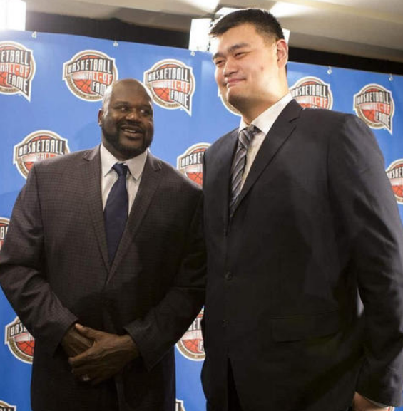 [奥尼尔]奥尼尔喝水像喝口服液，姚明有过之而无不及，伊巴卡：都是弟弟