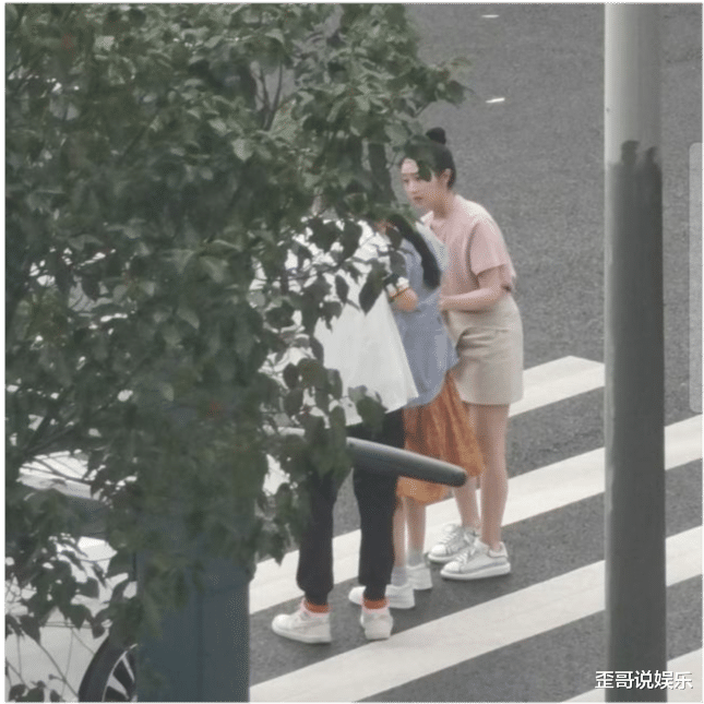 赵丽颖|赵丽颖孕妇照曝光！穿孕妇裙挺大肚过马路，意外跌倒被路人搀扶