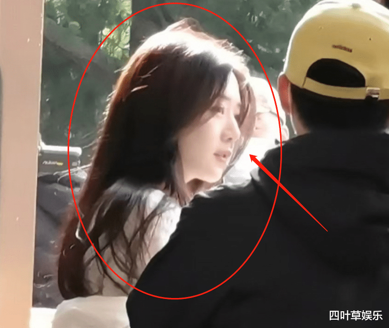 邓家佳|邓家佳被粉丝偶遇，路透生图曝光，颜值小清新，看到腿：筷子腿吧