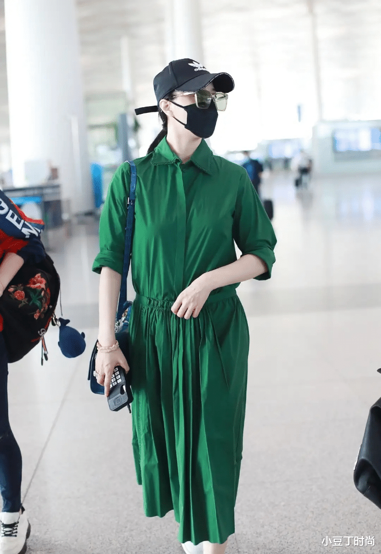 西装|范冰冰在国外真高调，穿黑色西装故意挖空，配“姨妈色”红唇A爆