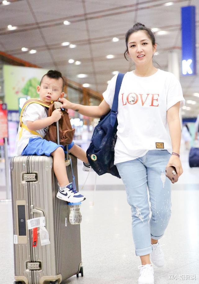 t恤|瘦身后的何洁美出少女感，穿T恤牛仔裤带娃走机场，哪像三娃妈？