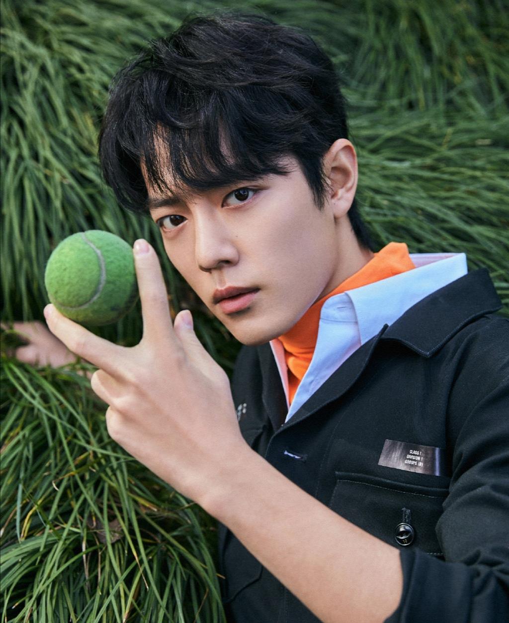 肖战|央视重播肖战春晚小品，粉丝：《余生》在CCTV播出就好了