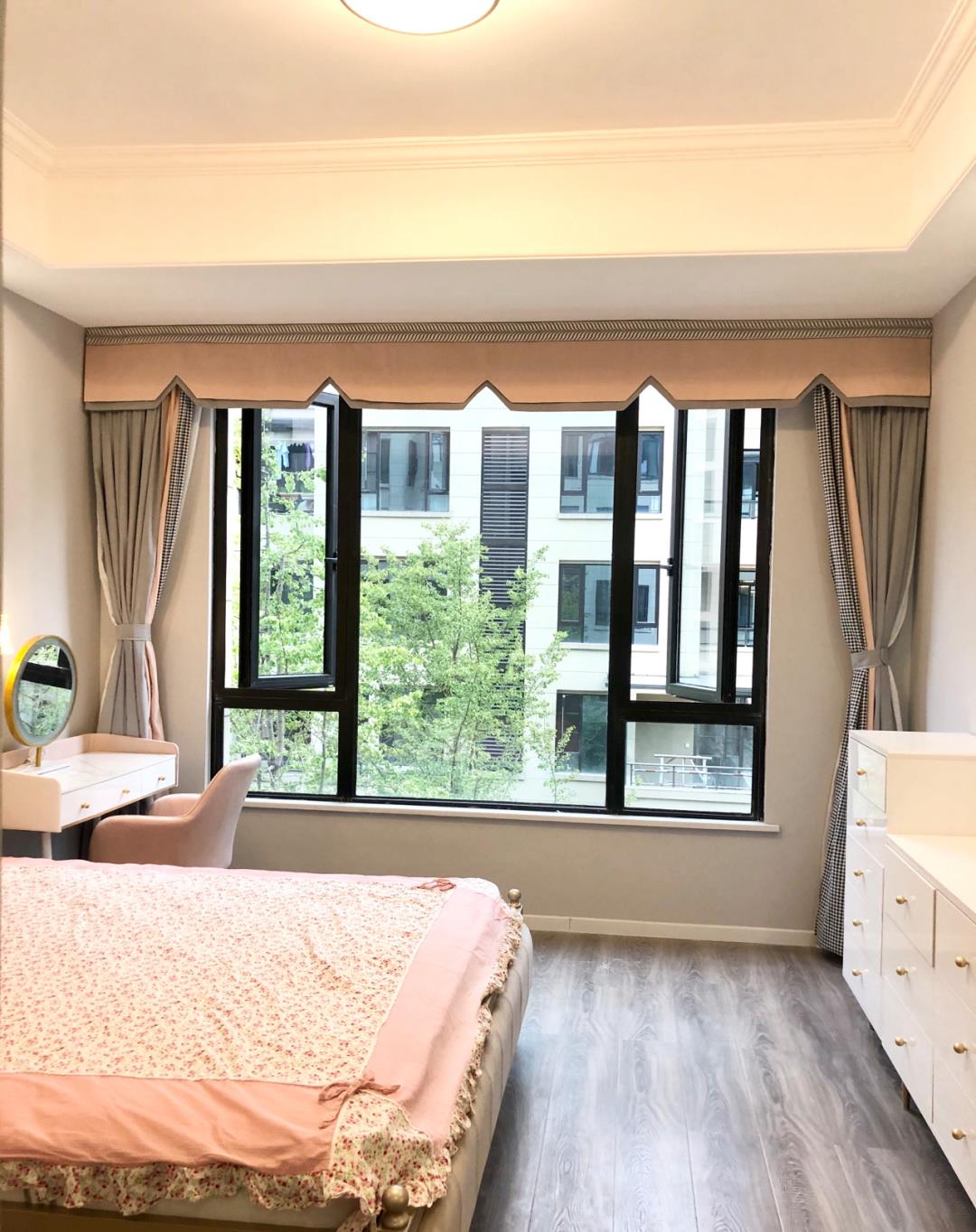 |新房通风7个月,全屋终于布置家具,电视墙贴金属线条非常满意!