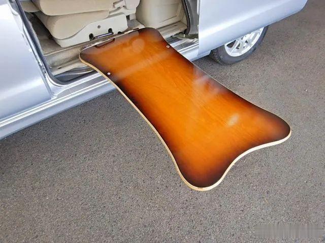 房车：2人垂钓专用车！设计巧妙就连方向盘都带餐桌，老两口用挺合适