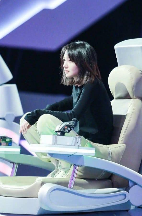 明星素颜|郑爽又素颜出镜录制宣传片，皮肤白皙气质清新，俏皮吐舌状态好