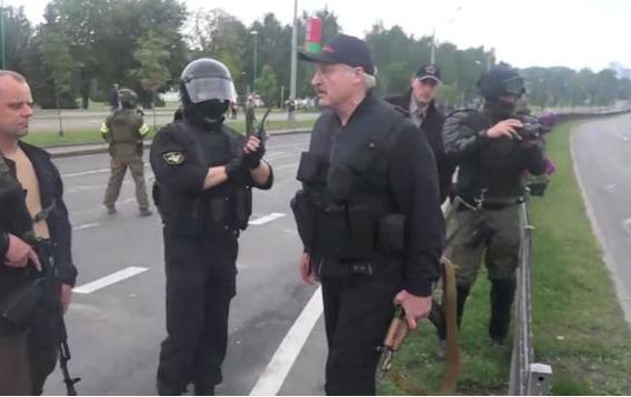 比普京還硬核！白俄羅斯總統身穿防彈衣，單手提突擊步槍亮相-圖3