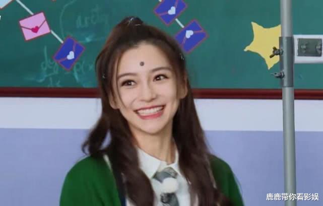 关晓彤|baby和关晓彤，同样是放松状态下的坐姿，已婚未婚差距一目了然