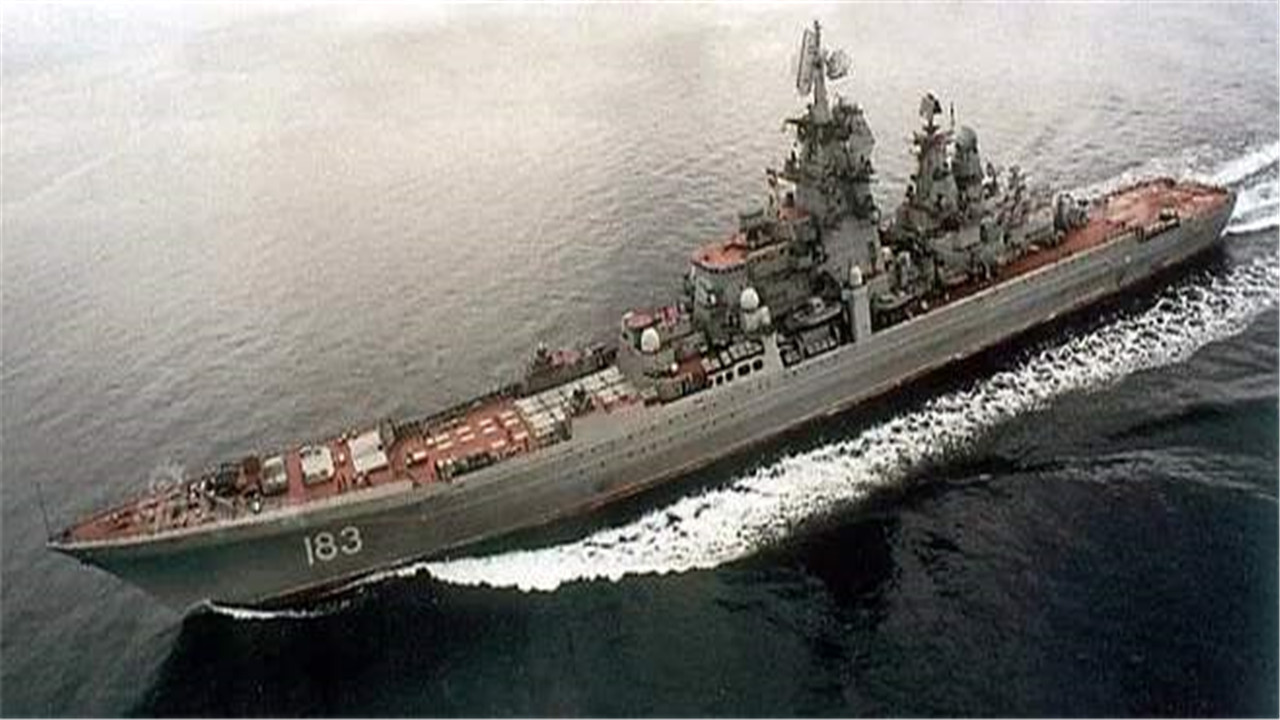 【驱逐舰】中国曝出下一代驱逐舰！055大驱也只是“小辈”：电磁炮成为主角