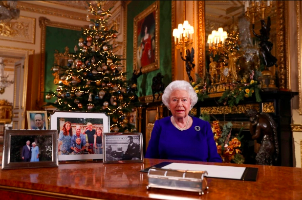 少年夫妻老來伴！英女王發表聖誕演講，罕見獨秀菲利普親王照片-圖10