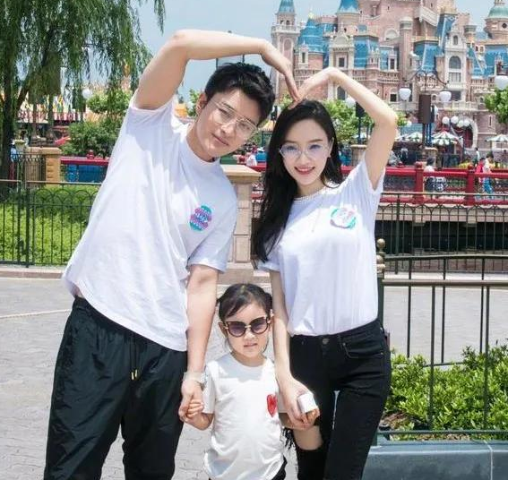 贾乃亮▲李小璐带女儿与前夫游玩，甜馨在爸爸怀中开心大笑，小璐与贾乃亮同框略显不自在