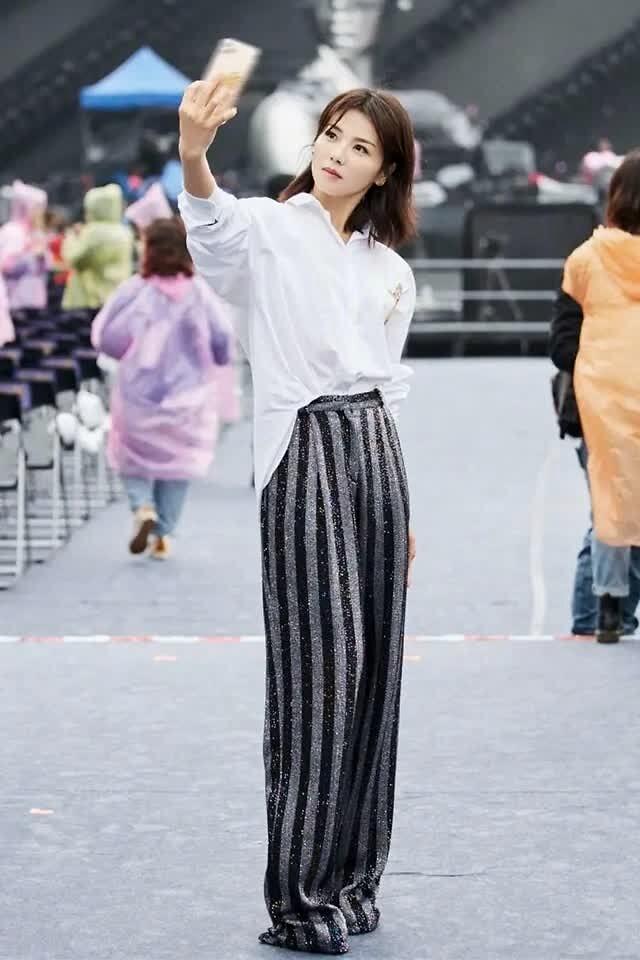 「西装」刘涛真的“霸总”上瘾了，印花西装优雅又干练，轻松美得高级