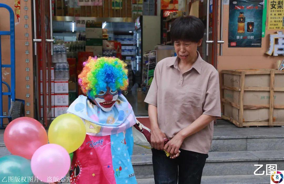 上海市：儿子病重无钱治，母亲跪地嚎啕大哭，13位母亲照片张张刺痛人心