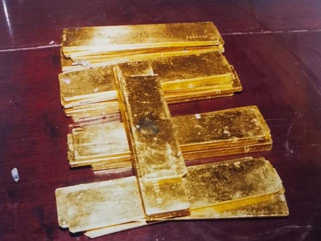 北京日报客户端|一公司经理侵吞单位70公斤黄金藏匿湖底，逃亡21年终落网