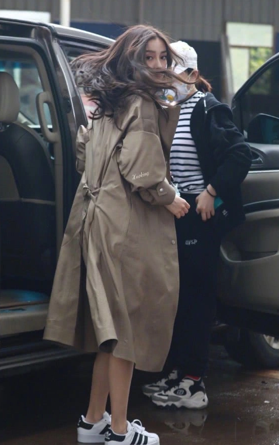 #Angelababy#baby刚下车就被抓拍，“魔芋腿”超乎想象，回眸一笑谁顶得住？