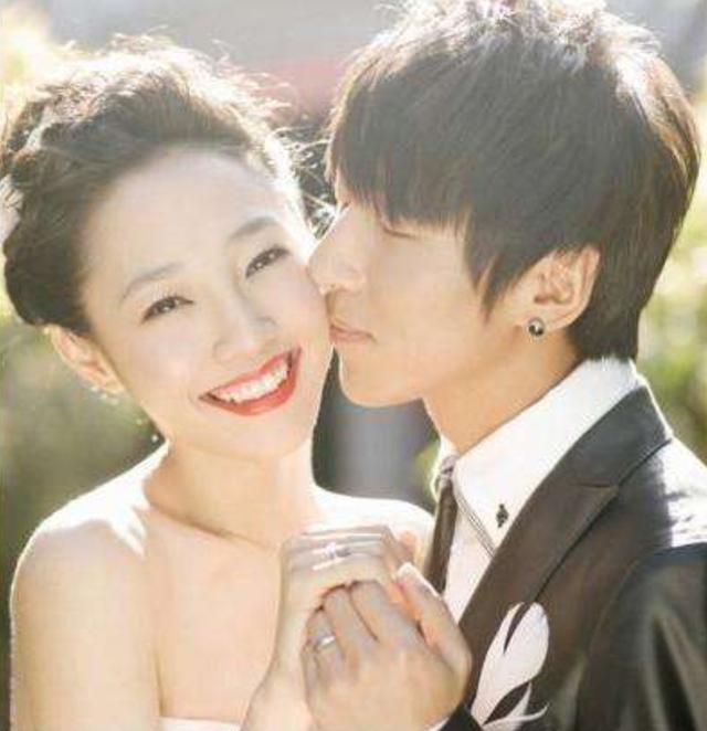 『白百何』白百何素颜现身获神秘男陪伴!穿着宽松肚子圆鼓?中指戒指太抢镜