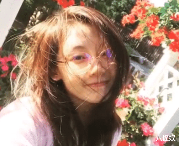 【苗苗】苗苗大方晒自家菜园，罕见全身出镜不见“大肚”，四肢纤细超少女