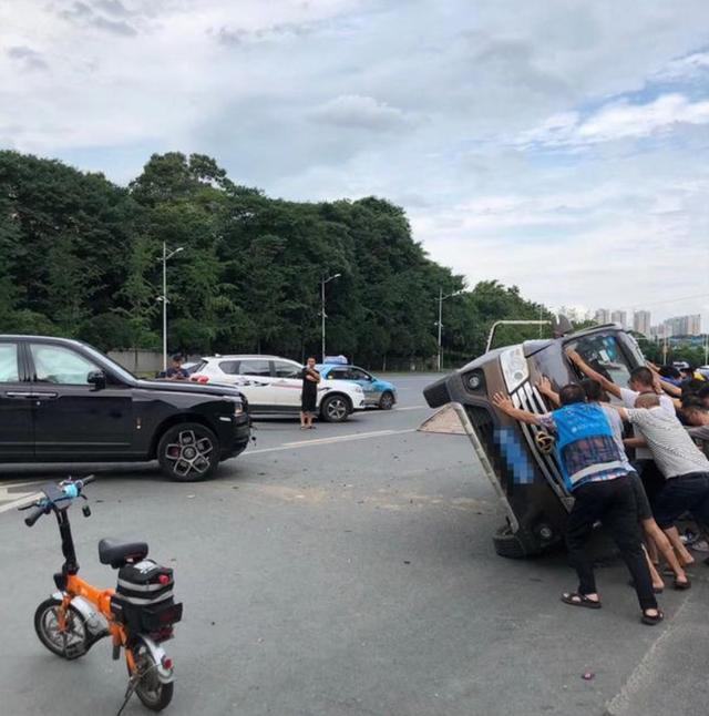劳斯莱斯和长安相撞,损失200多万,看看长安三责险,段子成真了