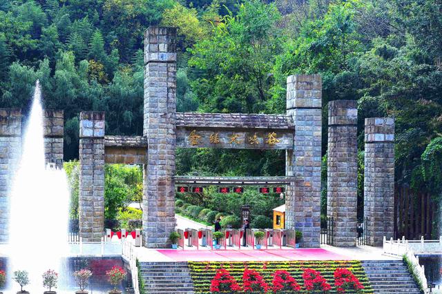 景区门票|又一景区游客爆满,号称“中国奇峡”,国家5A景区门票100元