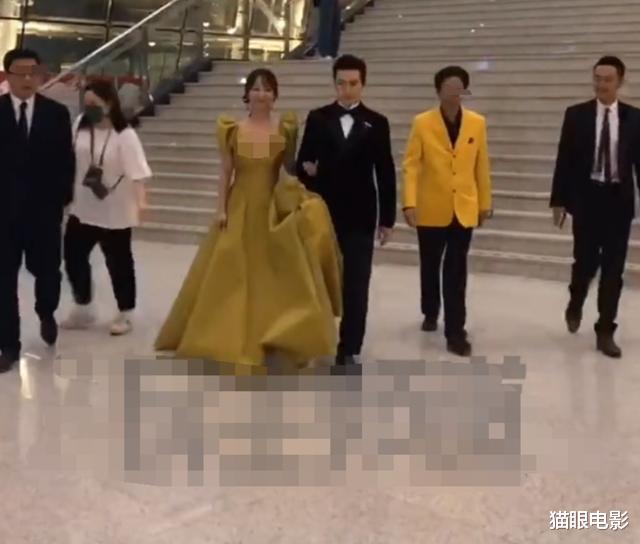 黄晓明|黄晓明太照顾后辈！点赞百花奖主持王俊凯，幕后还一直帮杨紫提裙