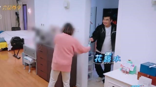 「何雯娜」何雯娜怀孕梁超还要抽烟,着急拿花露水掩盖味道,却被吐槽在演戏