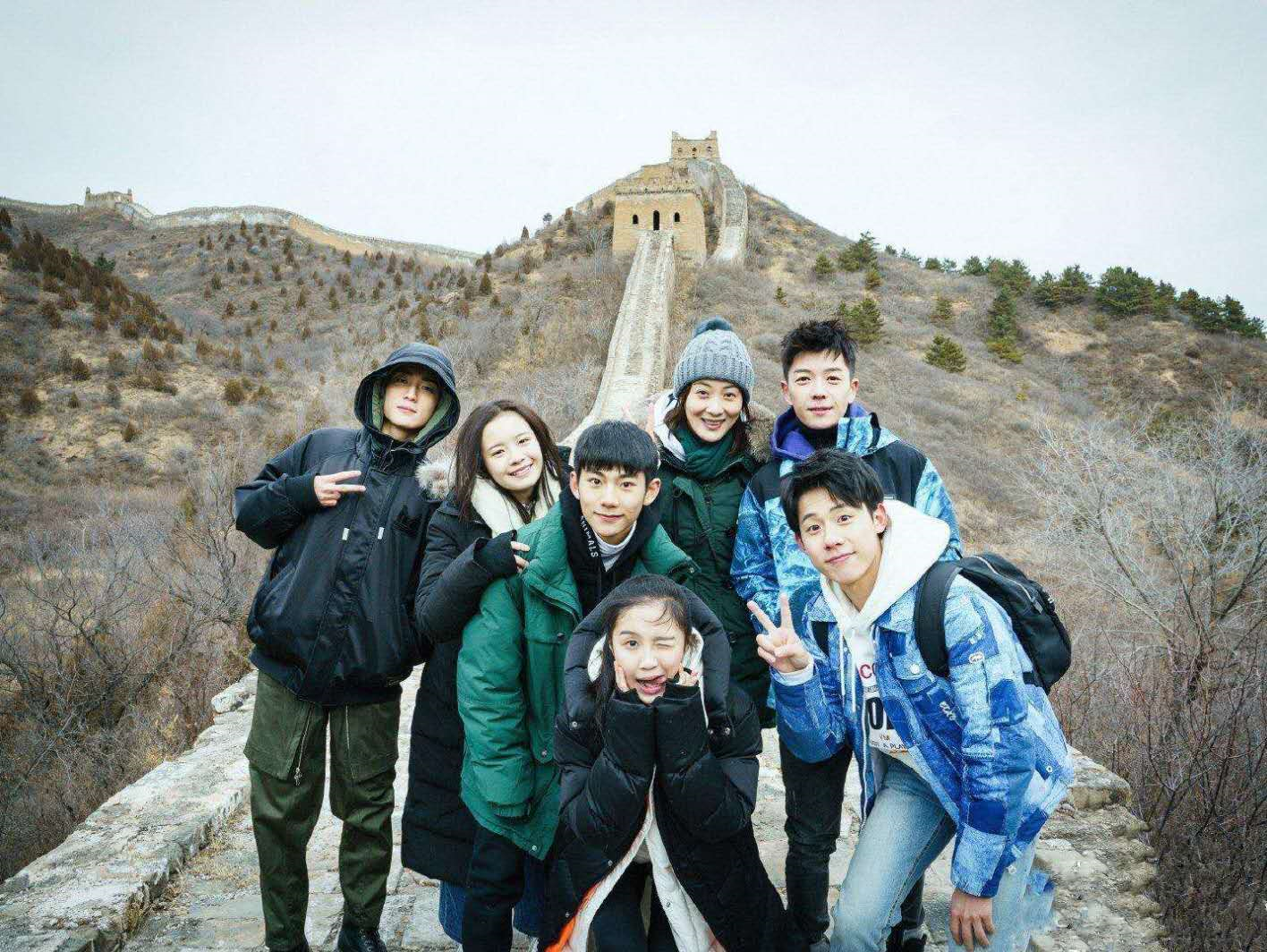 张子枫|张子枫高考第一个交卷，粉丝要签名，妹妹温柔回复：考完给