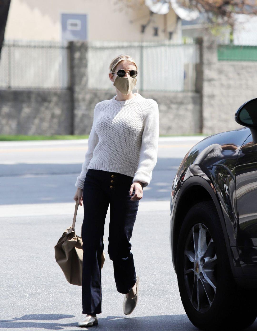 艾玛·罗伯茨|艾玛·罗伯茨大热天穿毛衣，原来是怀孕了，高个子男友太英俊