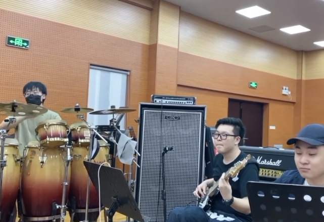 欧阳娜娜@欧阳娜娜乐队的小哥哥,颜值一个比一个高,看到键盘手,犯花痴了