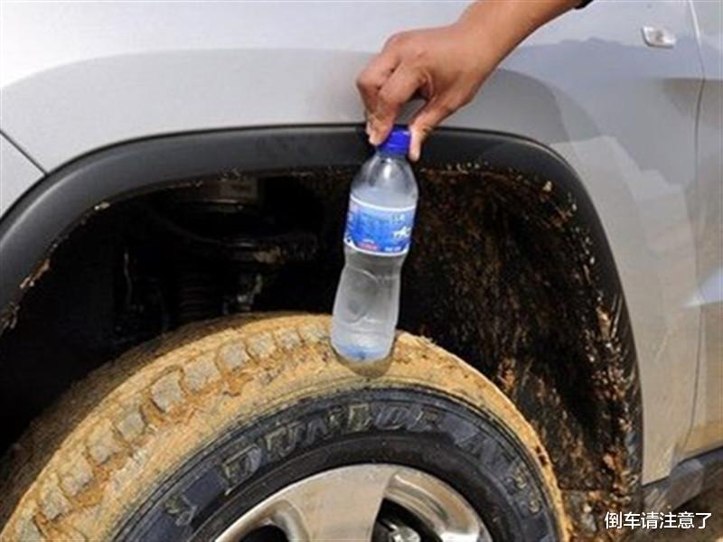 轮胎|为什么国外货车司机把矿泉水瓶插在轮胎上？国内车主：值得学习！