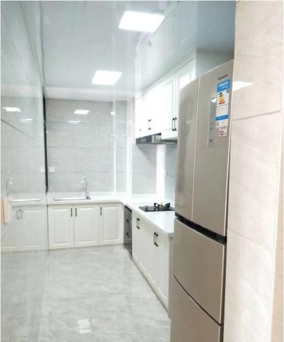 @120平的简约风格新家，整个大厅的石纹墙面，前所未有的质朴感