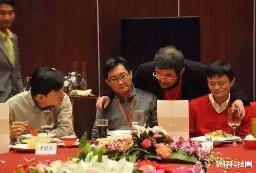 吴鹰|左手压着马云、右手搭着马化腾，这位神秘大胡子，是什么来头？
