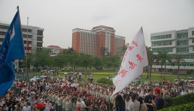 宿舍|华南师大部分宿舍环境令新生绝望，网友：斯是陋室，惟吾德馨