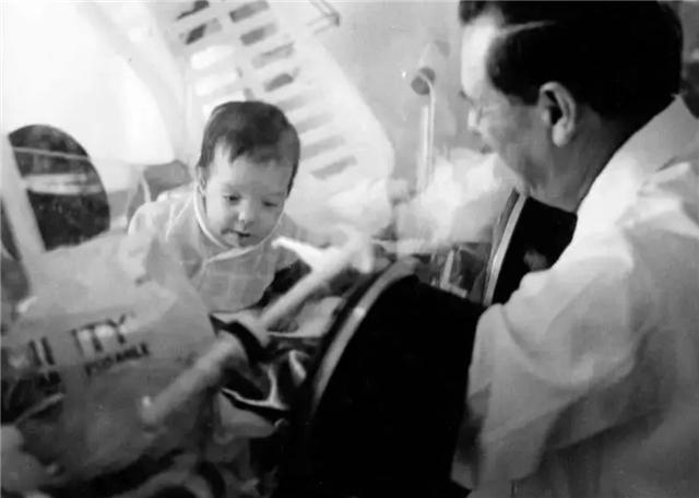 小志的历史观点|“泡泡男孩”：12岁才走出隔离罩，在死亡前第一次触摸到了妈妈