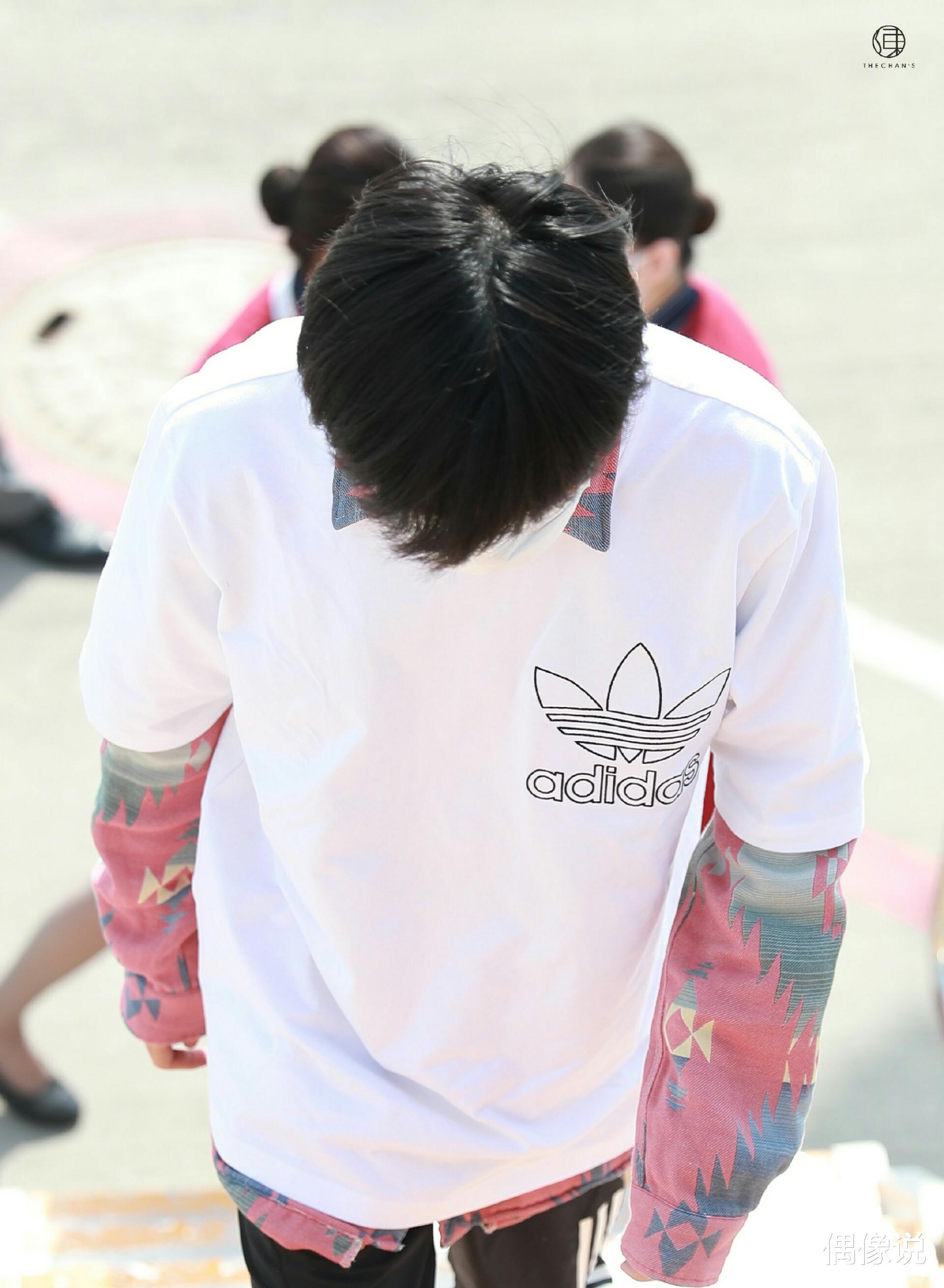 「易烊千玺」易烊千玺现身机场，新发型是米奇头？看清楚后让人想笑