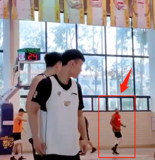 [广东男篮]一下签两？广东宏远训练基地现身一大一小两外援，名记表态：不能说！