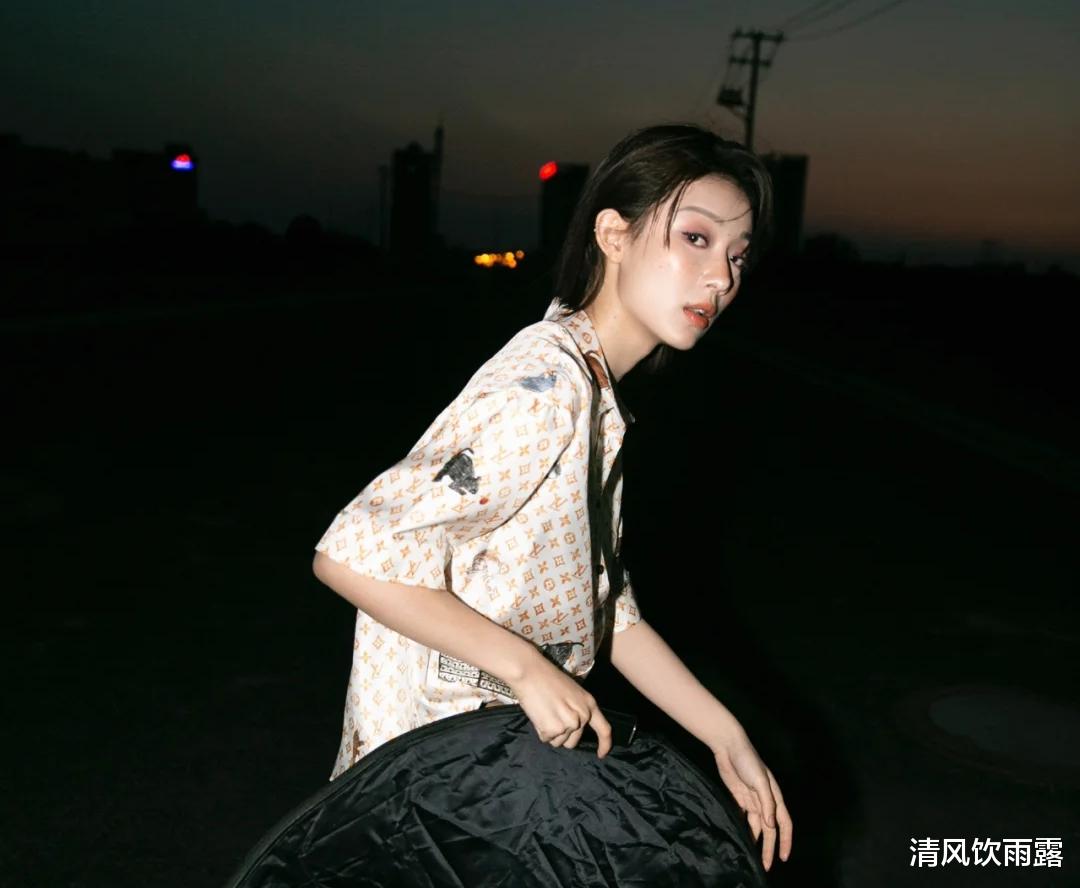 《安家》朱闪闪戏里戏外差距大,戏内可爱风,戏外又酷又文艺!