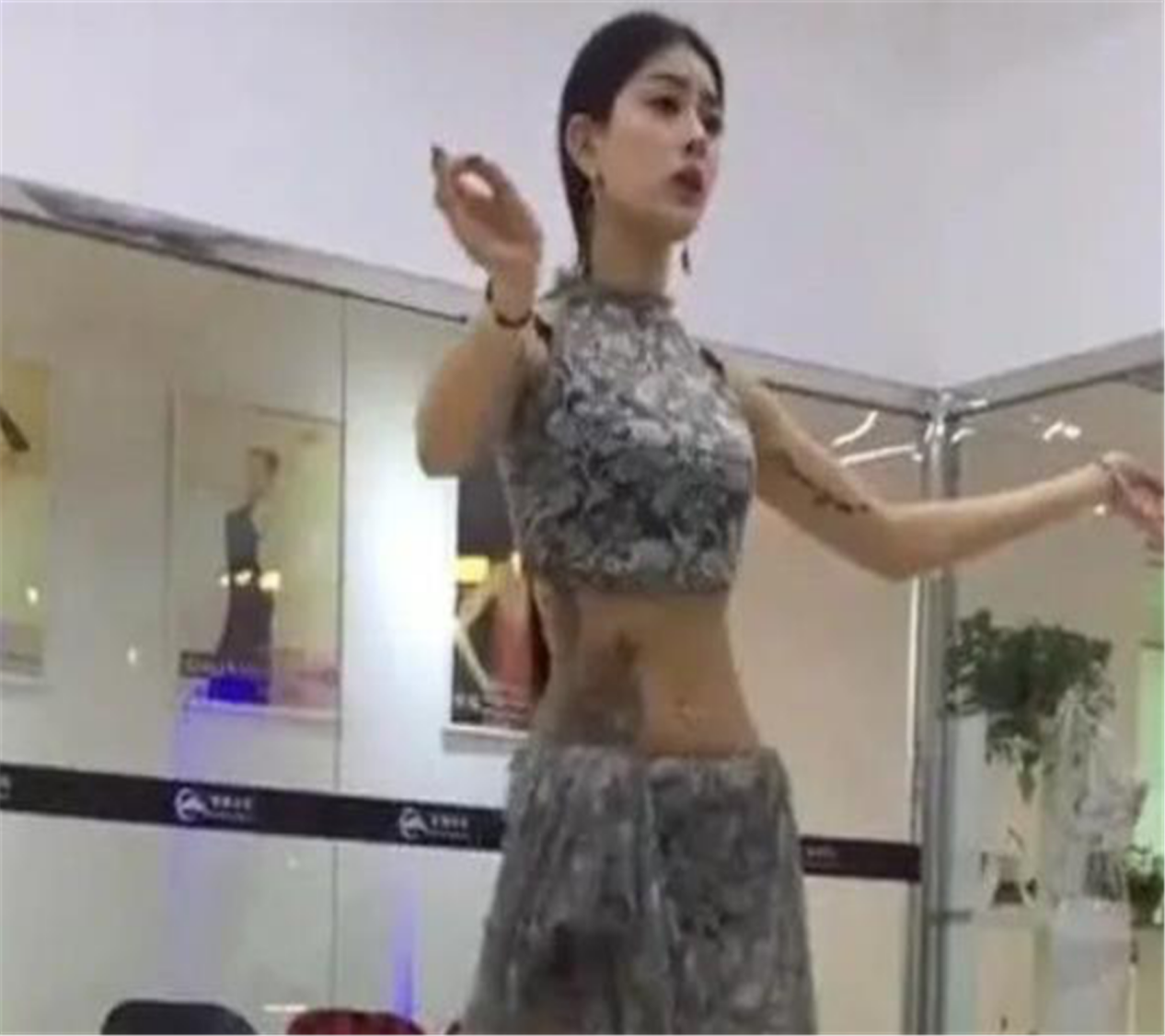 ▲穿吊带坐地铁被拦，老师纹身辞退，比基尼女加油叫停！她们有错吗