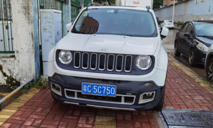 摩崖石刻|男子情侣路停车几分钟被当场拖车!回来大呼:没关车窗不算违停!