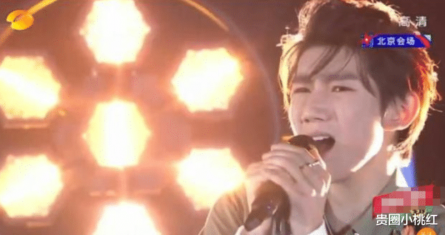 [王源]王源五四晚会上倾情演唱，表情却不大对劲，看清原因后真是心疼他了