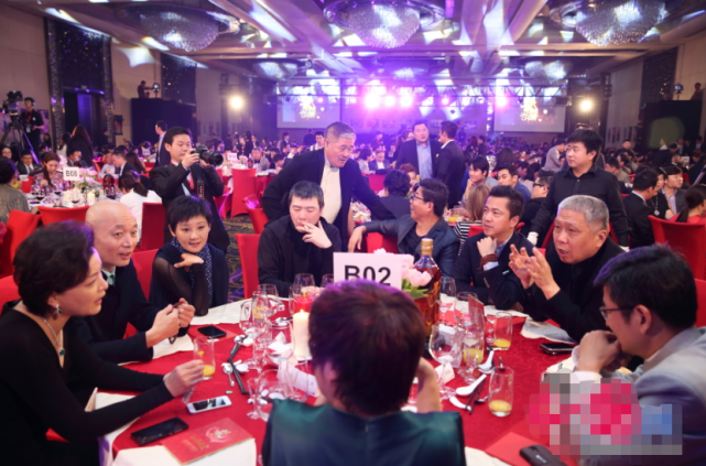 #贾静雯#成龙60大寿257位明星到场，而周润发60大寿，竟是这番景象！